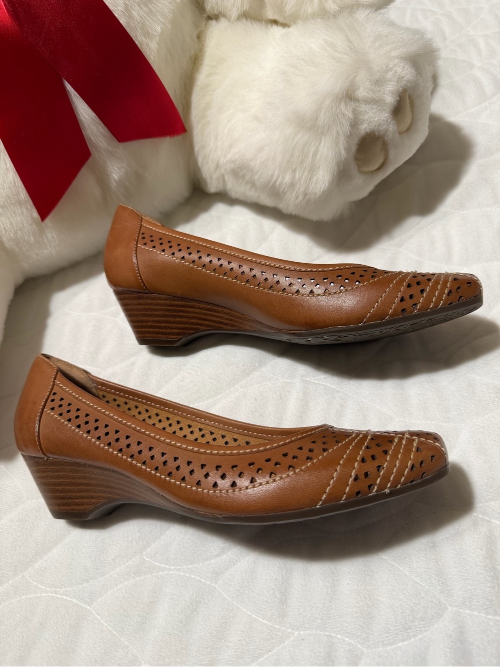 NEW! Clarks Artisan Collection Women's Tan Perforated Leather Loafers size 7 - Picture 4 of 7